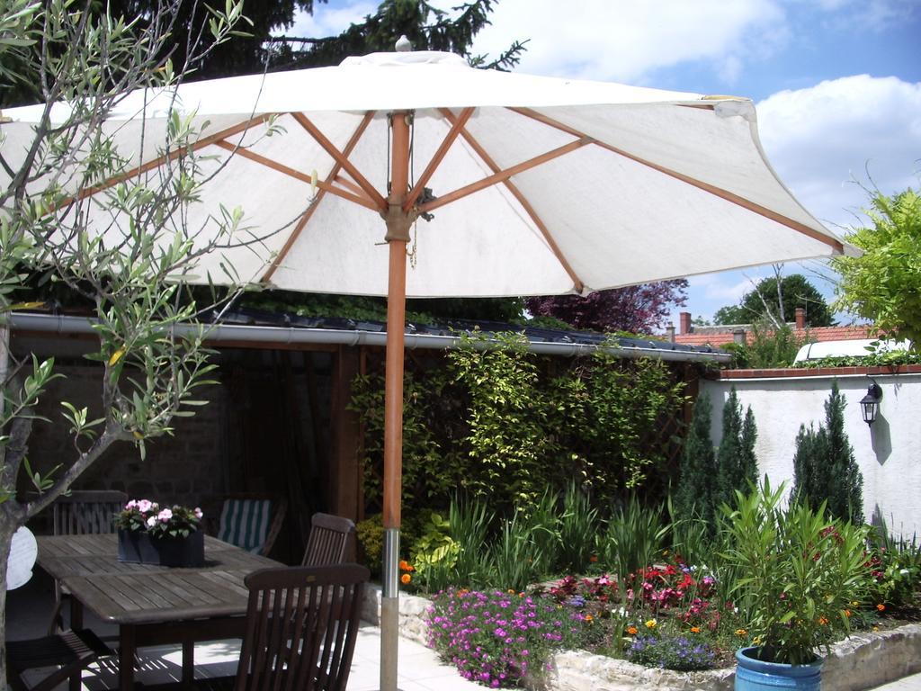 Bed and Breakfast Les Glycines Plaimpied-Givaudins Экстерьер фото